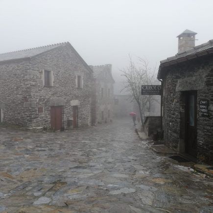 O Cebreiro con niebla